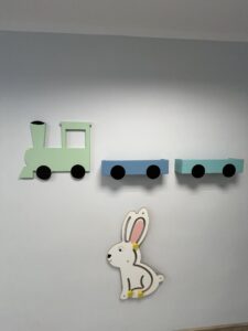Prywatny Żłobek Ciuchcia Bukowno półka na książki drewiana, pociąg